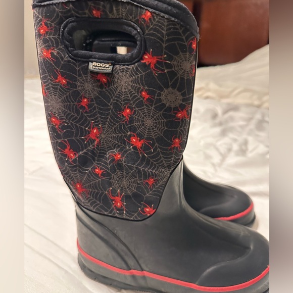 Bogs size 12 kids - black rubber with red creepy crawly (spiders) preloved - Picture 6 of 7